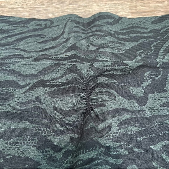 Gymshark Adapt Animal Seamless Leggings with a zebra print pattern Small Black - Picture 6 of 9